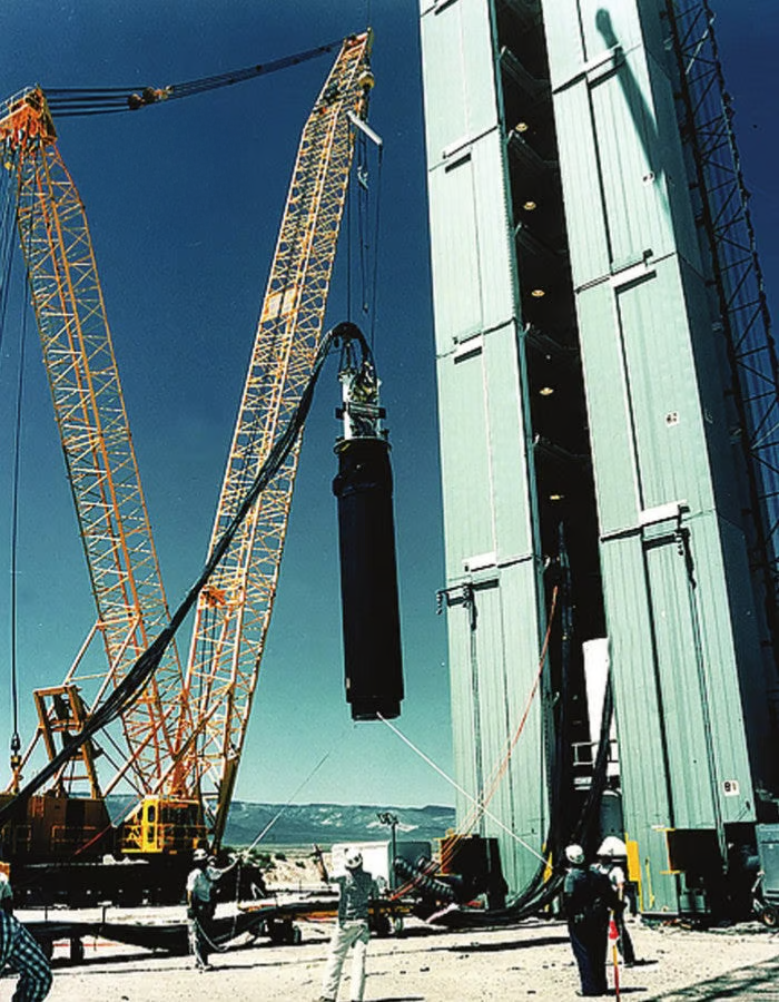 तस्वीर 1992 में हुए अमेरिकी न्यूक्लियर टेस्ट की तैयारी की है। इसमें परीक्षण के लिए परमाणु बम को जमीन के भीतर ले जाया जा रहा है।