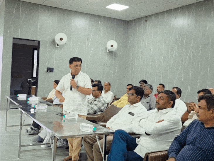 माइक लिए हुए कारोबारी बाबूभाई जीरावाला।