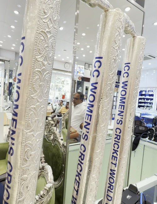 भारतीय महिला संघाला चांदीचा मुलामा दिलेले बॅट आणि स्टंप भेट: सुरतमधील हिरे व्यावसायिकाने 340 ग्रॅम चांदीपासून एक किट बनवला, संघाला भेट देणार सागवान लाकडावर केलेले शाही डिझाइन आणि हस्तनिर्मित कारागिरी.