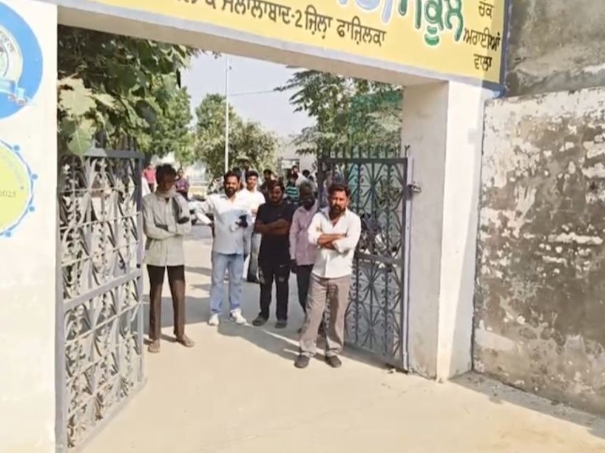 स्कूल गेट विवाद में हाईवे जाम, बच्चे भी धरने पर:  पड़ोसी द्वारा रैंप बनाने का विरोध, बोले- विद्यार्थी व शिक्षकों का रस्ता बंद हो जाएगा – Fazilka News