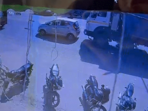 इस दौरान डंपर ड्राइवर कार को अपनी गाड़ी से पीछे से टक्कर मारकर धकेलता रहा।