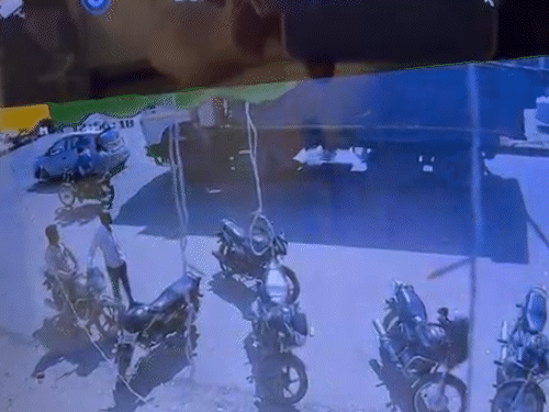 ड्राइवर डंपर को रॉन्ग साइड में ले गया और कई गाड़ियों को रौंद डाला।