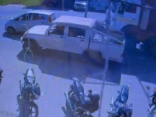 जयपुर के हरमाड़ा स्थित लोहा मंडी से करीब डेढ़ किलोमीटर पहले एक पेट्रोल पंप के बाहर डंपर ड्राइवर की कार सवार से कहासुनी हुई थी।