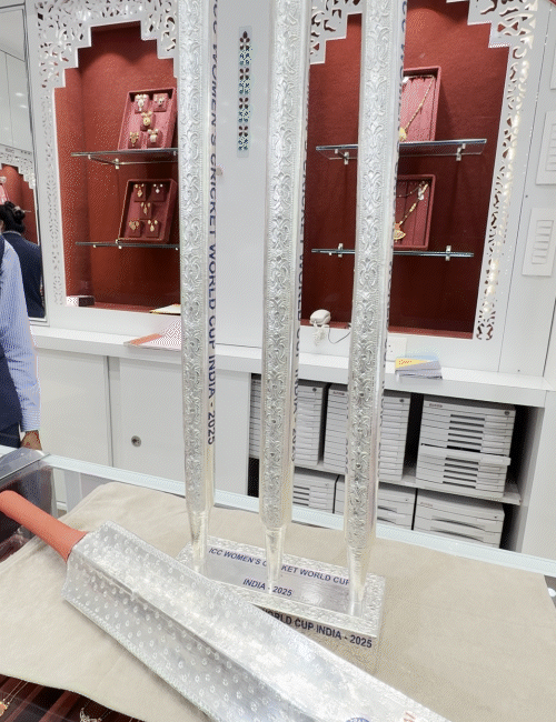 भारतीय महिला संघाला चांदीचा मुलामा दिलेले बॅट आणि स्टंप भेट: सुरतमधील हिरे व्यावसायिकाने 340 ग्रॅम चांदीपासून एक किट बनवला, संघाला भेट देणार संघाला भेट म्हणून देण्यात येणाऱ्या बॅट आणि स्टंपची अंदाजे किंमत १ लाख रुपये असेल.