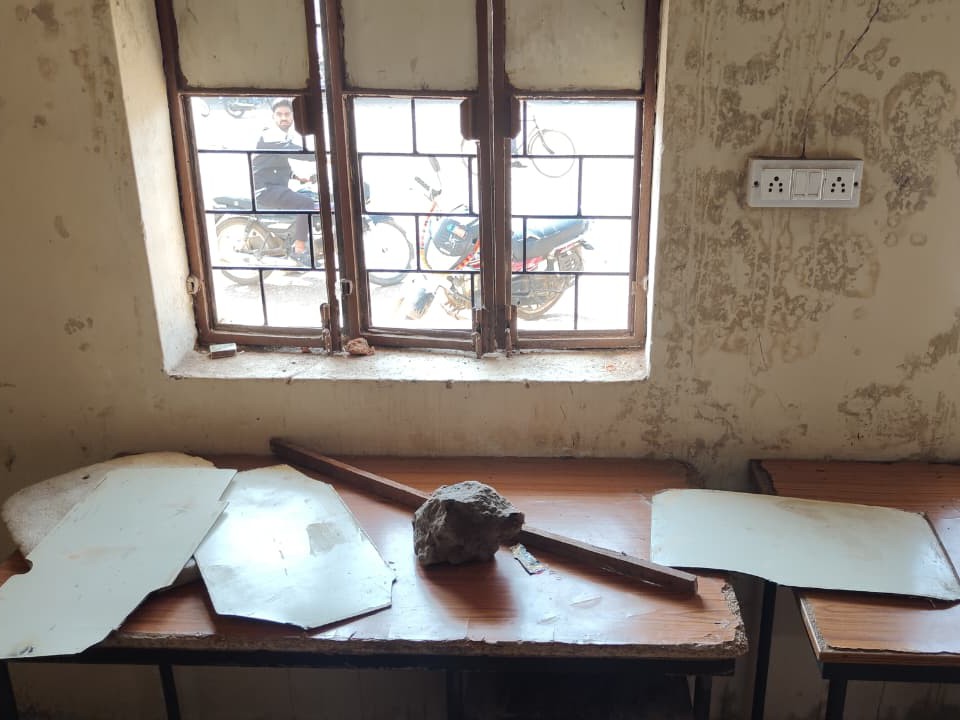 गुस्साए किसानों ने पत्थर मारकर खिड़कियों के कांच फोड़ दिए।