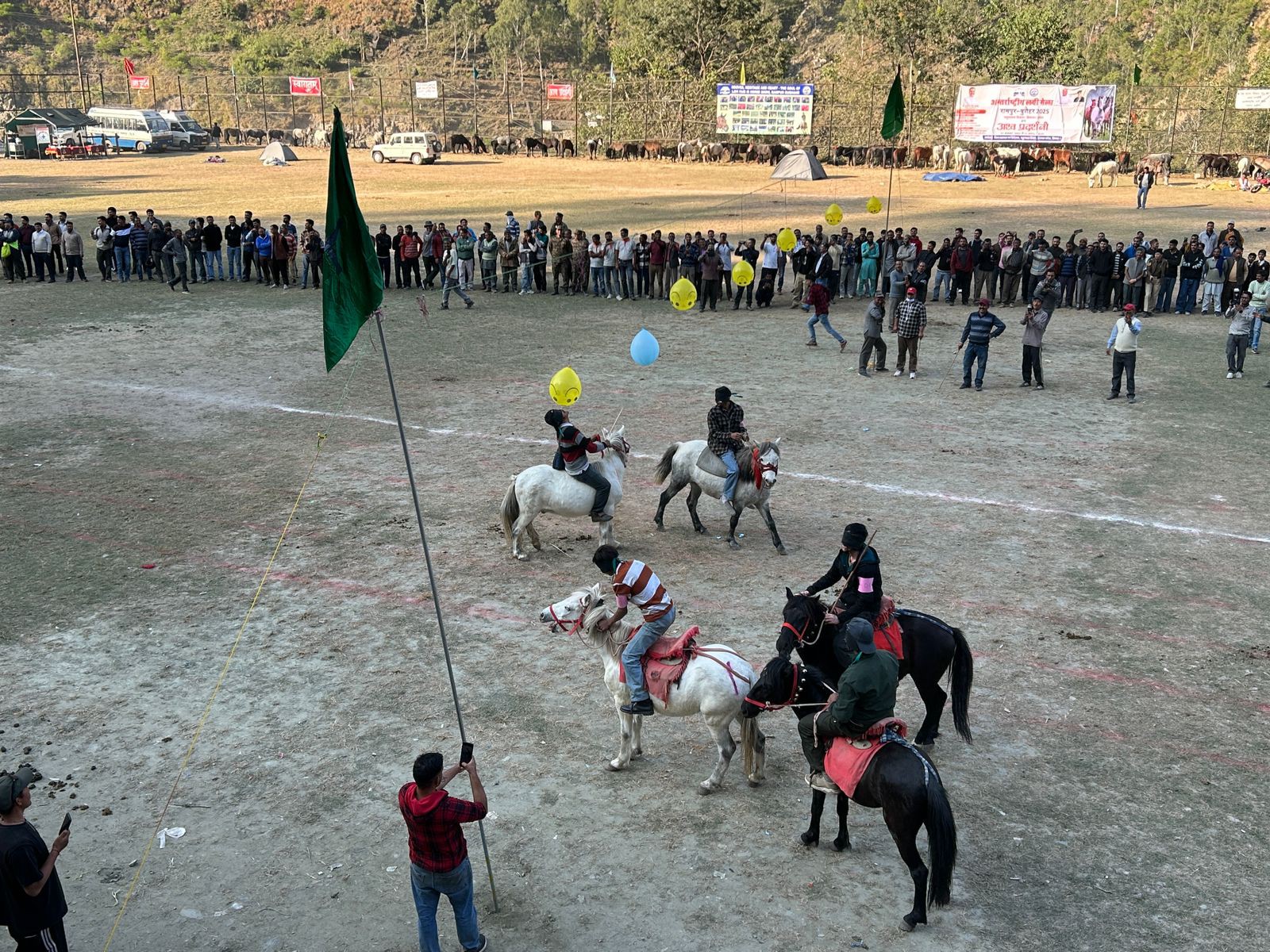 घुड़दौड़ में भाग लेते प्रतिभागी