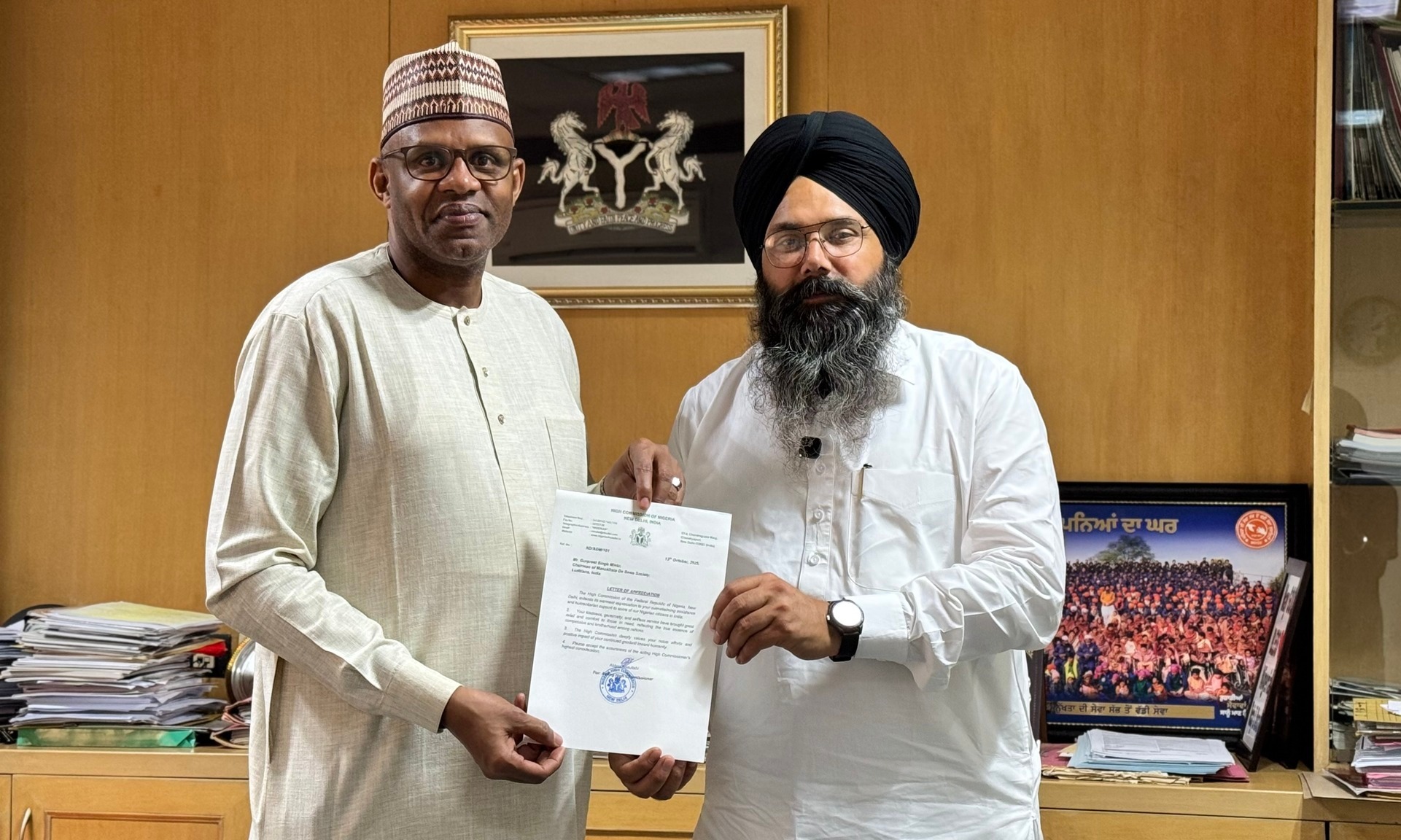 गुरप्रीत सिंह मिंटू को सम्मानित करते हुए नाइजीरिया के राजदूत