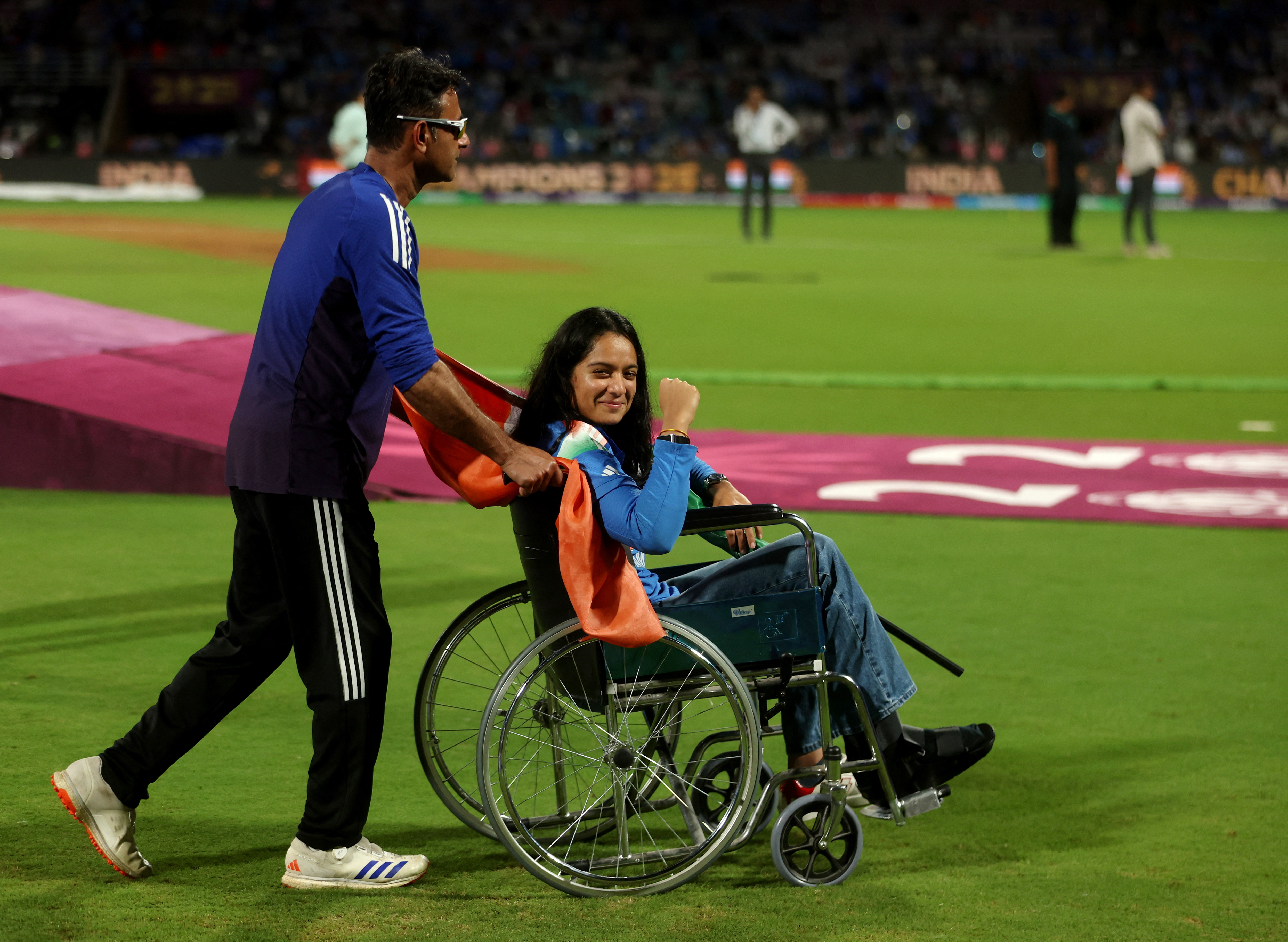 व्हीलचेयर पर प्रतिका रावल मैदान में जाते हुईं।