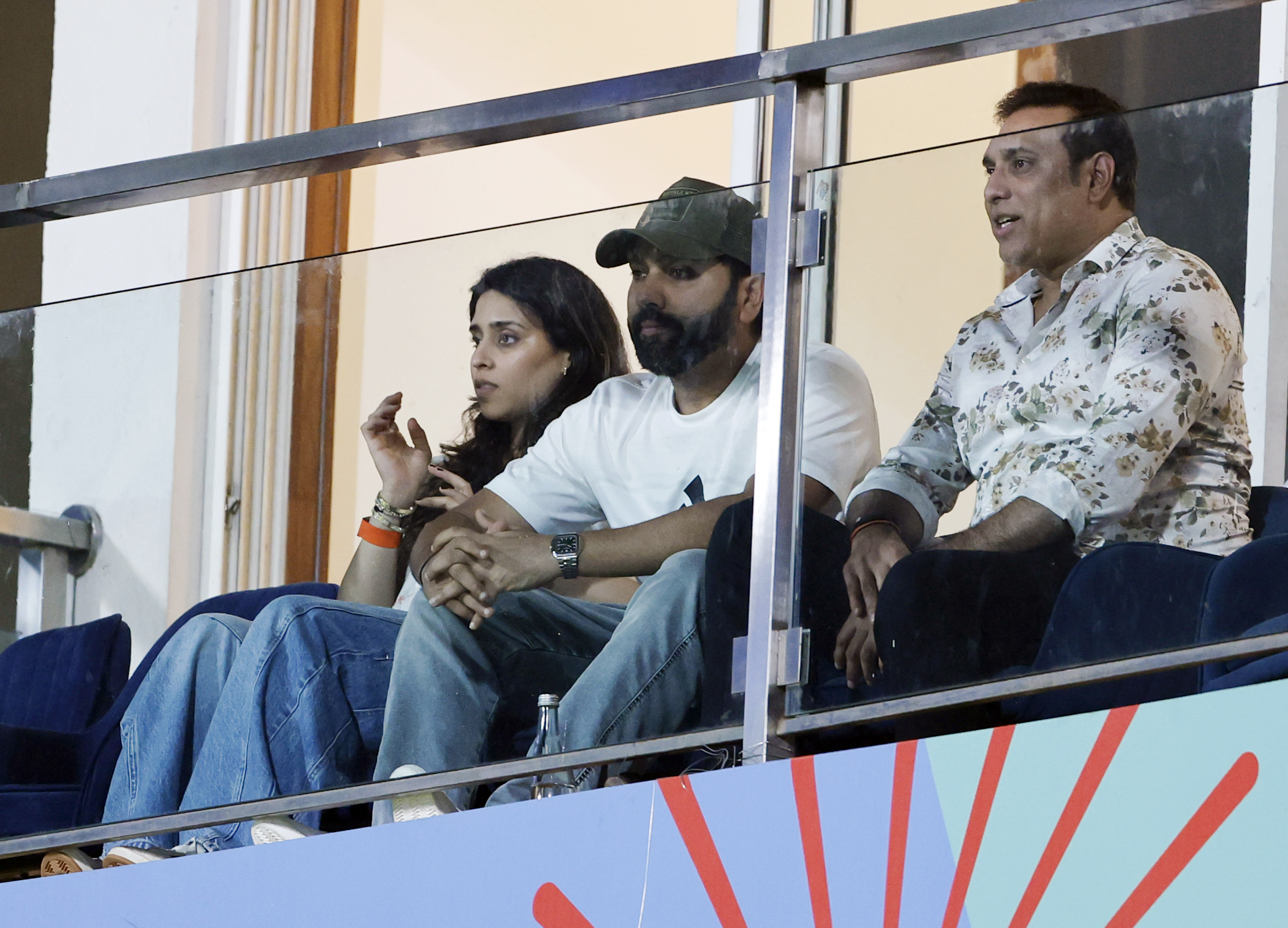 फाइनल मैच देखते हुए रोहित शर्मा (बीच में), उनकी पत्नी रितिका और सबसे दाएं वीवीएस लक्ष्मण।