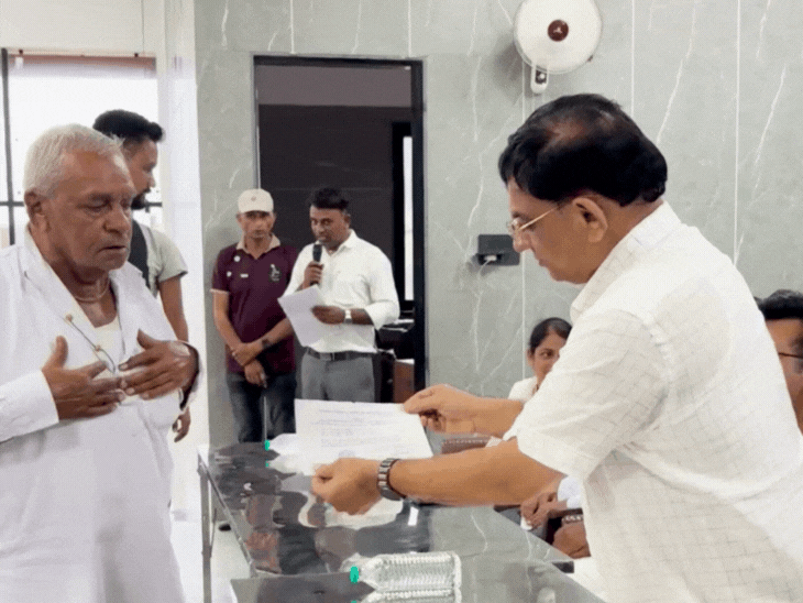 एक कार्यक्रम में किसानों को नो कर्ज सर्टिफिकेट देते हुए जीरावाला।