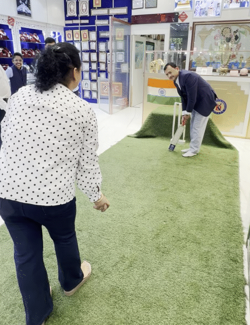 भारतीय महिला संघाला चांदीचा मुलामा दिलेले बॅट आणि स्टंप भेट: सुरतमधील हिरे व्यावसायिकाने 340 ग्रॅम चांदीपासून एक किट बनवला, संघाला भेट देणार व्यापारी दीपकभाई त्यांच्या पत्नी शीतल चोक्सीयासोबत या बॅटने क्रिकेट खेळत आहेत.