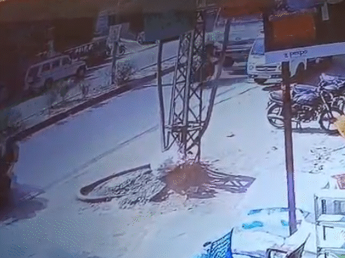 तेज रफ्तार डंपर के आगे जो गाड़ियां आईं, उन्हें कुचलता गया।