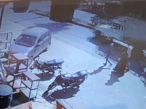 सड़क पर पैदल चल रहे लोगों के साथ ही कई गाड़ियों को डंपर ने चपेट में लिया।