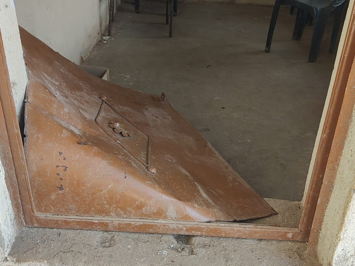 किसानों ने लातें मार-मारकर दफ्तर का गेट भी तोड़ दिया।