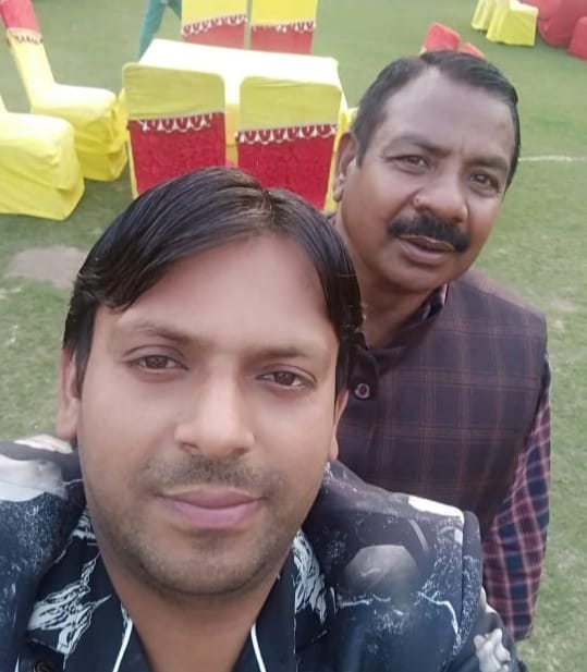 नेहरू जैकेट पहने हुए में पीछे खड़े हुए पूर्व कोच रामकरण (फाइल फोटो )