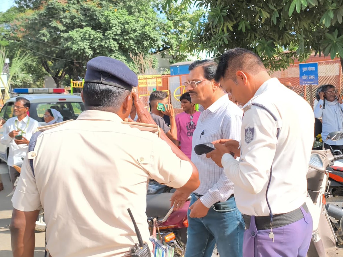 नायब तहसीलदार भी मौके पर पहुंचे।