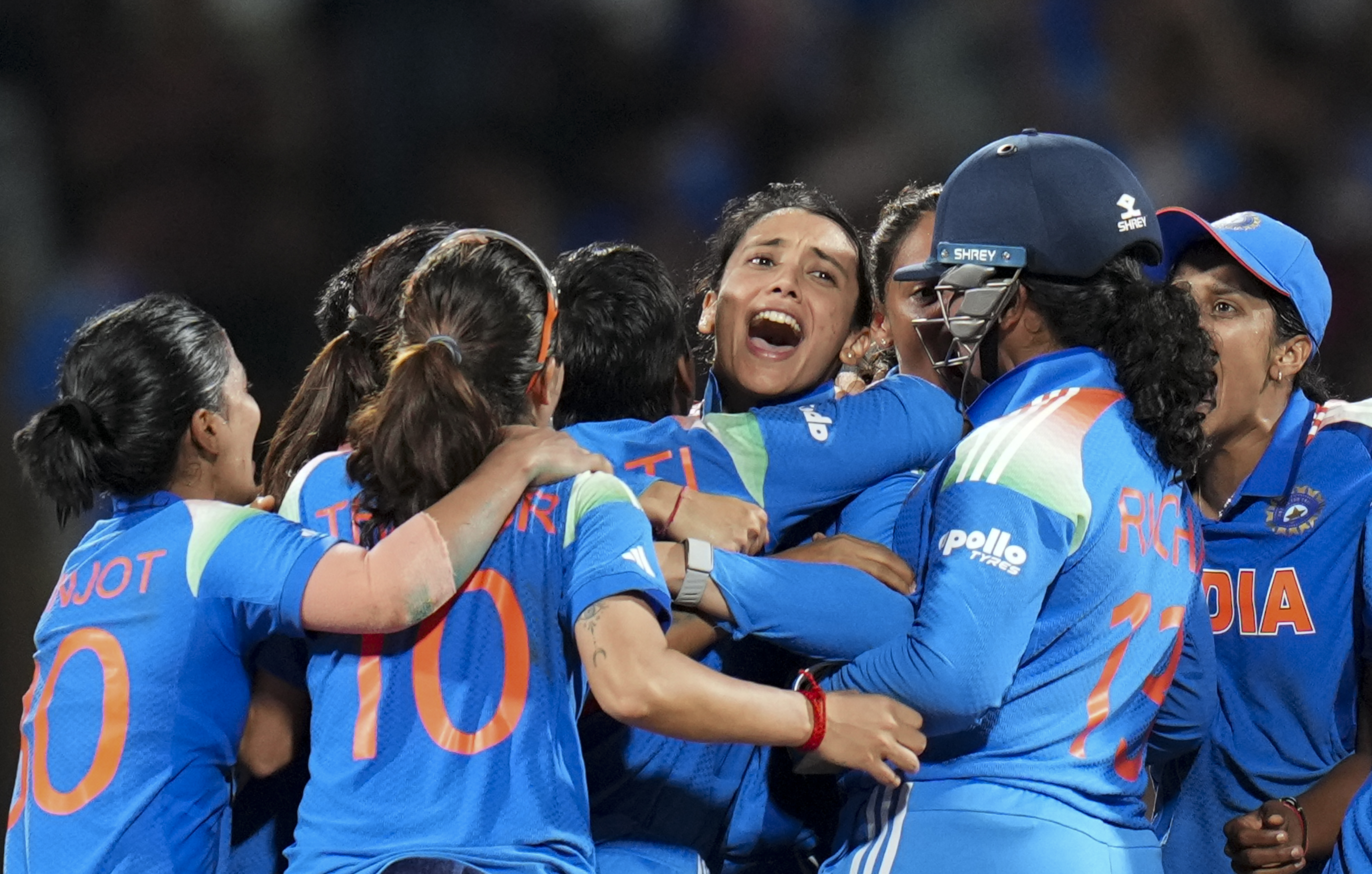 फाइनल जीतने के बाद सेलिब्रेशन करतीं इंडिया विमेंस की प्लेयर्स।