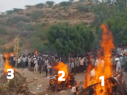 जोधपुर के मोक्ष धाम में एक साथ 12 चिता जली। 9 चिता खुले मैदान में थी, जबकि 3 चिता टीन शेड में थी।