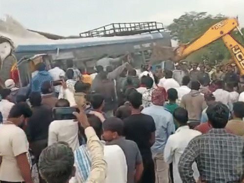 सुबह-सुबह हुई घटना के बाद बड़ी संख्या में स्थानीय लोग मदद के लिए पहुंचे।