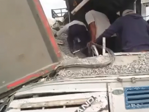 जोरदार टक्कर से डंपर पर लदी गिट्टी बस की बॉडी तोड़ते हुए यात्रियों पर गिर गई।