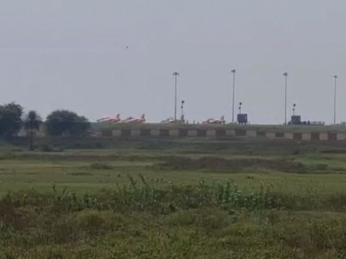 भारतीय वायु सेना के विशेष फाइटर जेट्स रायपुर पहुंच चुके हैं।