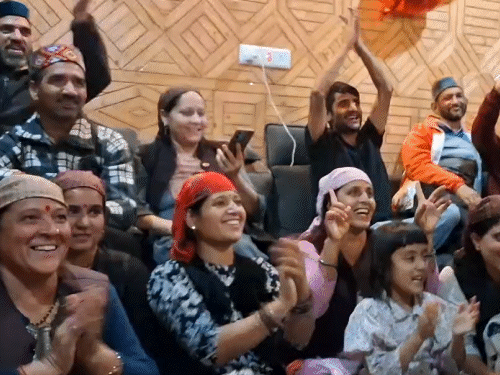 रेणुका ठाकुर के घर पर मैच देखते हुए परिजन, रिश्तेदार और गांव के लोग।