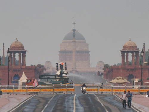 नई दिल्ली में सोमवार को कर्तव्य पथ पर एंटी-स्मॉग गन का इस्तेमाल किया गया।