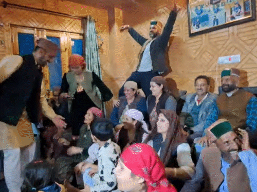 रेणुका ठाकुर के घर पर डांस करते हुए रिश्तेदार।