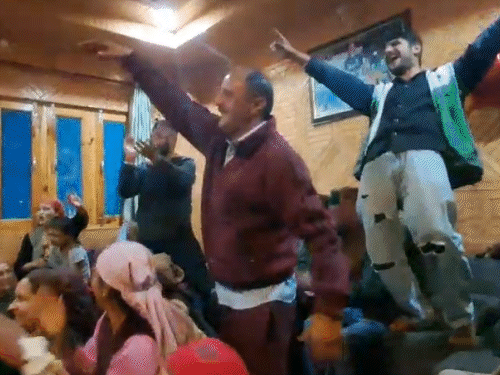 वर्ल्ड कप फाइनल में जीत के रेणुका ठाकुर के घर पर जीत का जश्न।