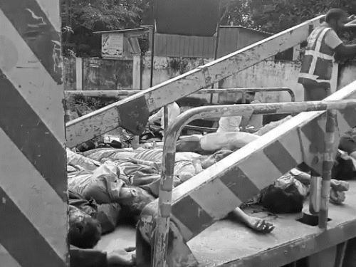 घटनास्थल पर लाशों की लाइनें लग गईं। बाद में शवों को पोस्टमार्टम के लिए भेजा गया।