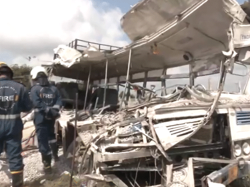 बचाव दल ने करीब 4 घंटे के बाद बस से सभी घायलों और मृतकों को बाहर निकाला।