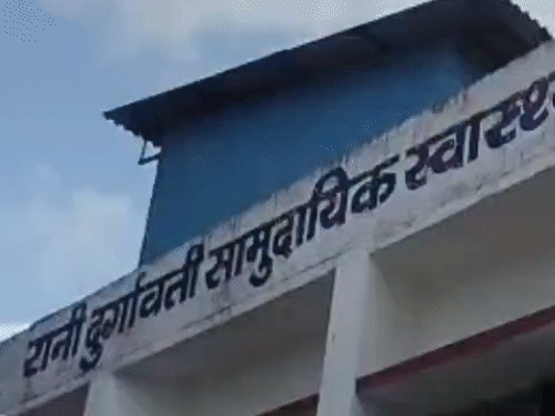 दोनों को सामुदायिक स्वास्थ्य केंद्र लाया गया था जहां डॉक्टर्स ने दोनों को मृत घोषित कर दिया।