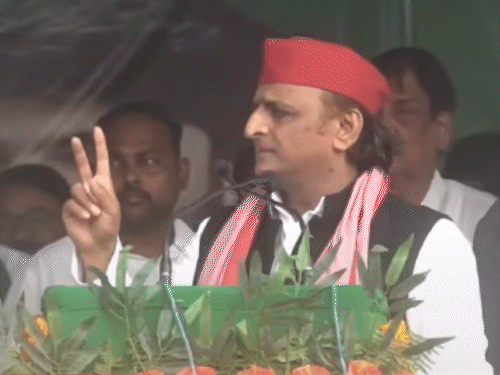 अखिलेश म्हणाले, "तुम्हाला त्यांची खोटी आश्वासने आठवतात का? आमच्या शेतकरी बांधवांना त्यांनी काय वचन दिले होते हे माहित असले पाहिजे: ते त्यांचे उत्पन्न दुप्पट करतील. मला सांगा, ११ वर्षांत त्यांचे उत्पन्न किती वाढले?"