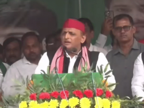 अखिलेश म्हणाले - जेव्हा अमेरिकेतून मांसाहारी दूध भारतात येईल, तेव्हा गोरखपूरमधून हा बेकायदेशीर व्यवसाय करणाऱ्यांचे काय होईल?