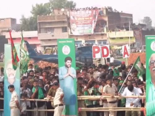 अखिलेश म्हणाले, "भाजपचा रस्ते बांधणारा विमाने आणतो. उत्तर प्रदेशात खूप लूट सुरू आहे."