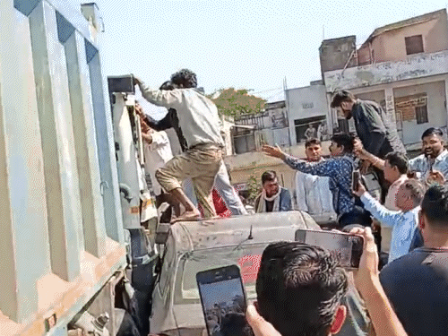 14 जानें लेने के बाद डंपर ड्राइवर को लोगों ने पकड़ा। वह नशे में था।