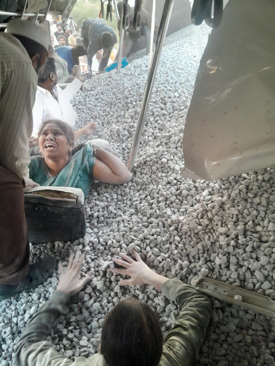 बस में बैठे कई लोग पूरी तरह गिट्टी के नीचे दब गए। कई लोगों के सिर्फ सिर और हाथ ऊपर थे।