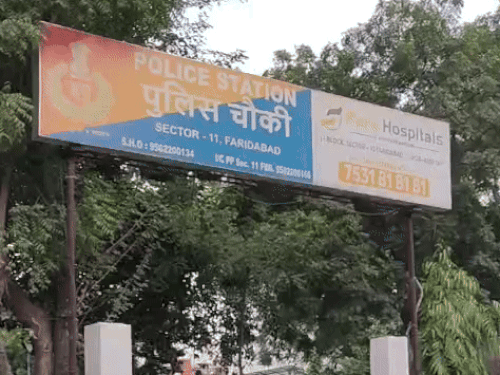 युवक को सेक्टर 11 चौकी में लेकर आया गया था। यहीं उसने खुद को आग लगा ली।