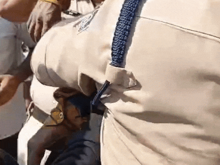 बेहोश किसान को पुलिस के जवानों ने कंधों पर उठाकर गाड़ी तक पहुंचाया।