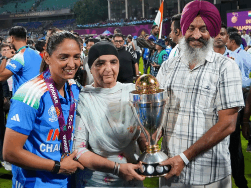 हरमनप्रीत और कपिल देव की कैच लेते की तस्वीर। ट्रॉफी उठाते और माता-पिता के साथ हरमनप्रीत। - Dainik Bhaskar