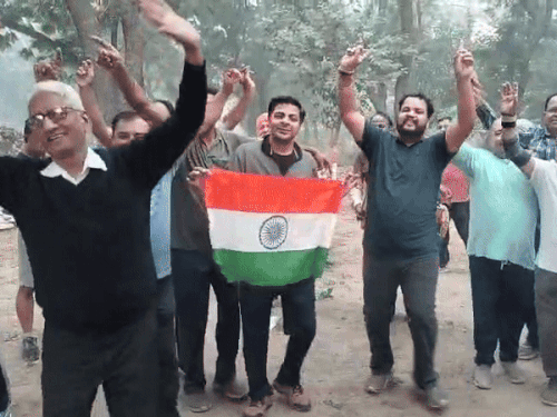 मोगा के गुरुनानक स्टेडियम में लोग डांस करते हुए।