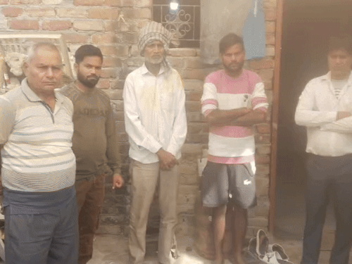 घटना के बाद लड़की के परिवार के सदस्य और घर पर आए रिश्तेदार।