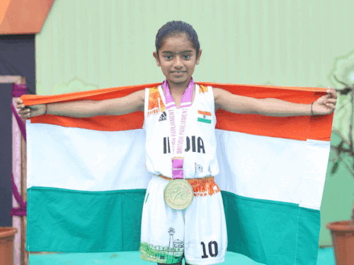 जीत के बाद रिकॉर्ड का सर्टिफिकेट लेती आर्या।