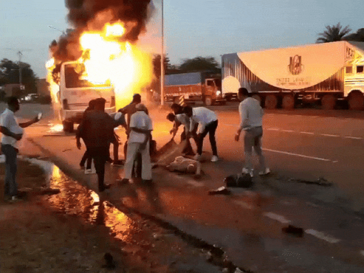 टक्कर के बाद वहां मौजूद लोग दौड़े। बाइक सवार की मौके की मौत हो गई।