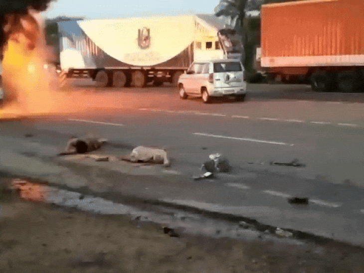 बाइक सवार महिला हादसे के बाद सड़क पर तड़पती रही। लोगों ने उसे अस्पताल पहुंचाया।