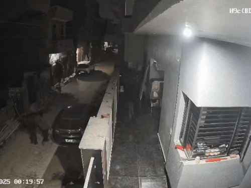 चोरी के बाद गली से जाते चोर