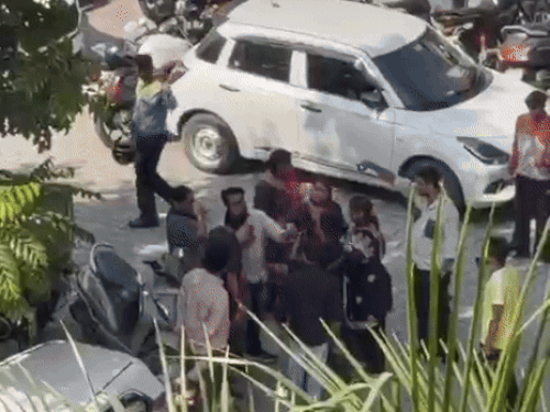 आपस में भिड़तीं महिलाएं।