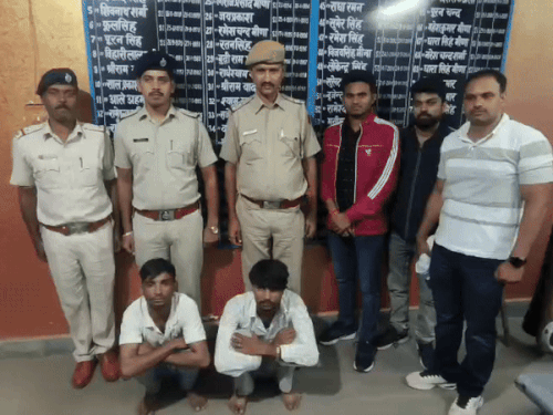 तस्वीर, जावेद और अमजद की है। दोनों को पश्चिम बंगाल पुलिस गिरफ्तार कर ले गई थी।