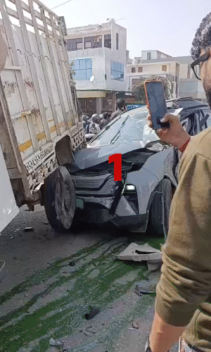 डंपर ने एक के बाद एक 10 गाड़ियों को टक्कर मारी। वह 300 मीटर दूर से गाड़ियों को रौंदता चल रहा था।
