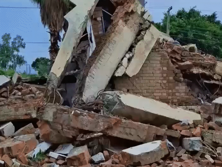 ये तस्वीर बहावलपुर की है, जहां बुलडोजर के जरिए टूटा हुआ ढांचा हटाकर नया निर्माण कर दिया गया है।